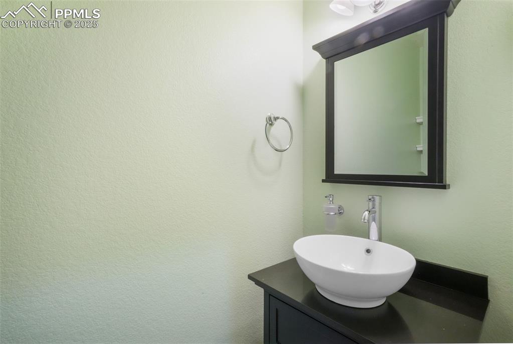 Image 19 of 50: Bathroom