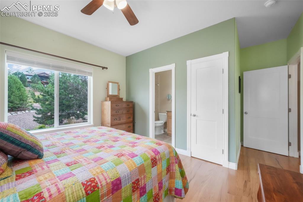 Image 29 of 50: Bedroom