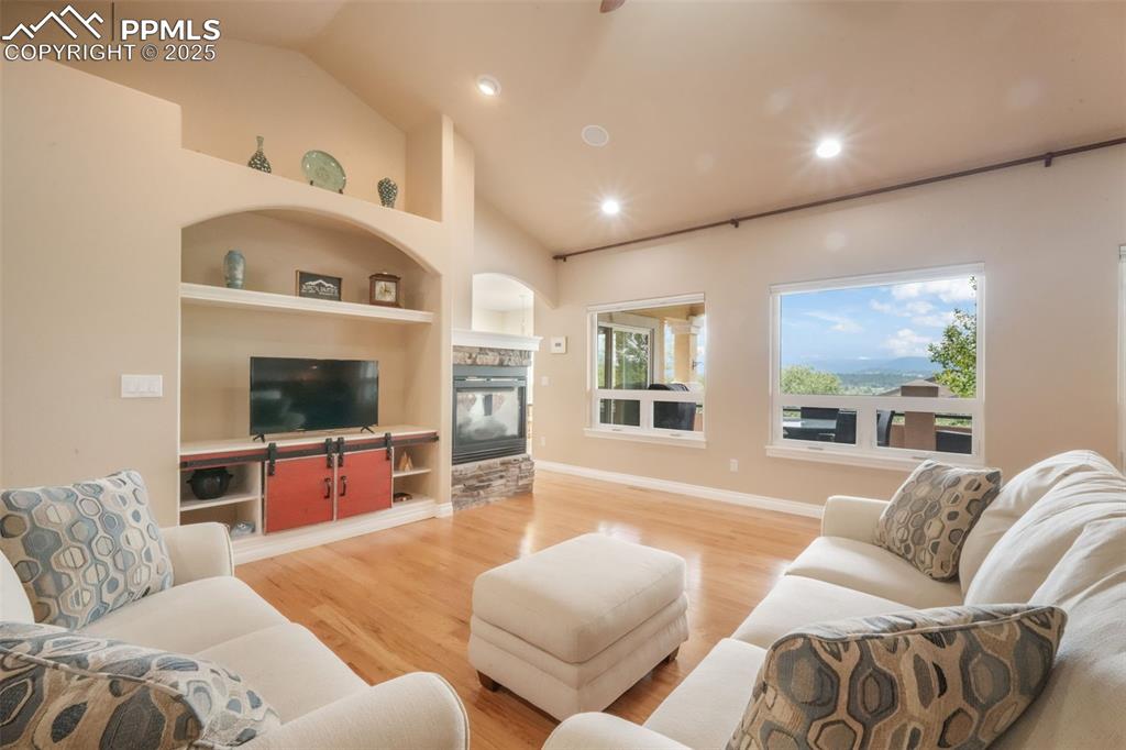 Image 3 of 50: Living Room