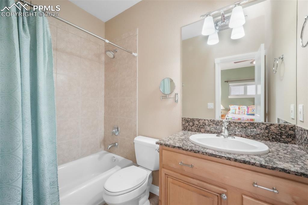 Image 30 of 50: Bathroom