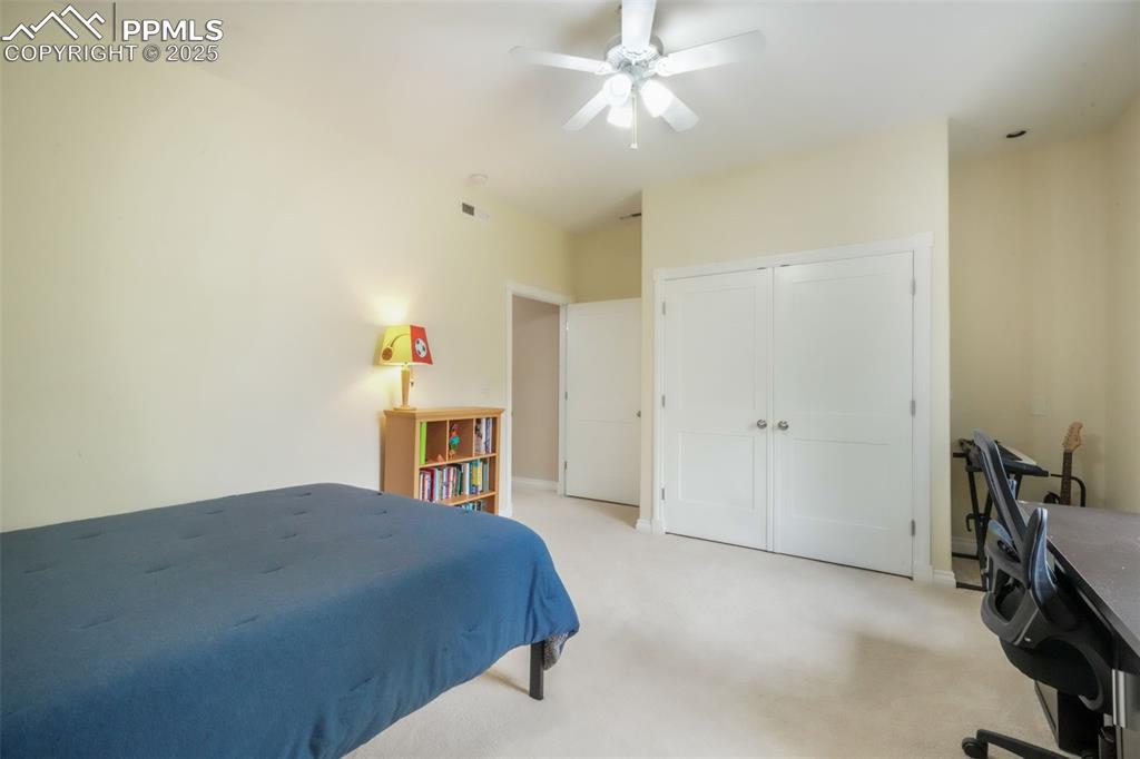 Image 38 of 50: Bedroom