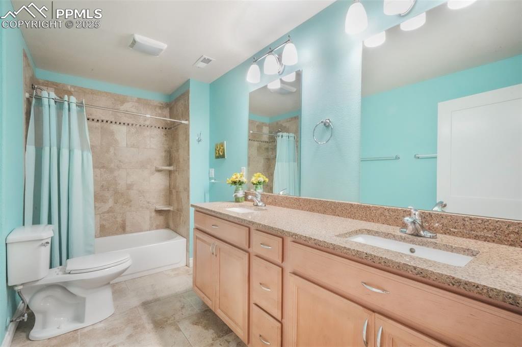 Image 39 of 50: Bathroom