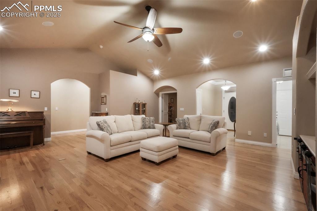 Image 4 of 50: Living Room