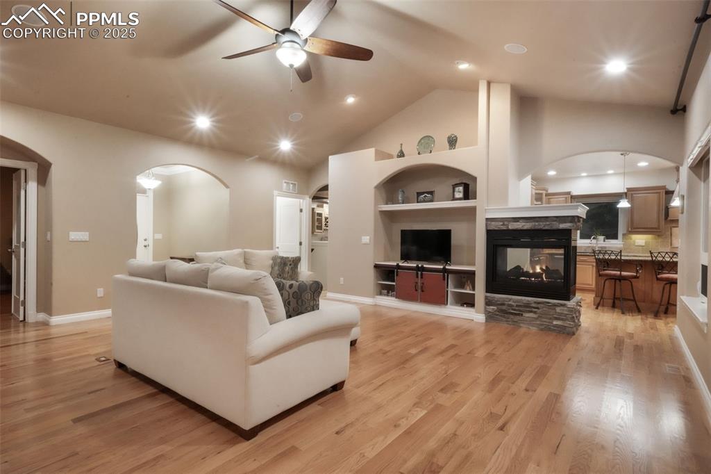 Image 5 of 50: Living Room