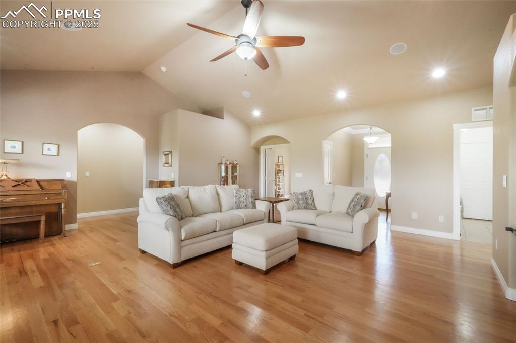 Image 6 of 50: Living Room