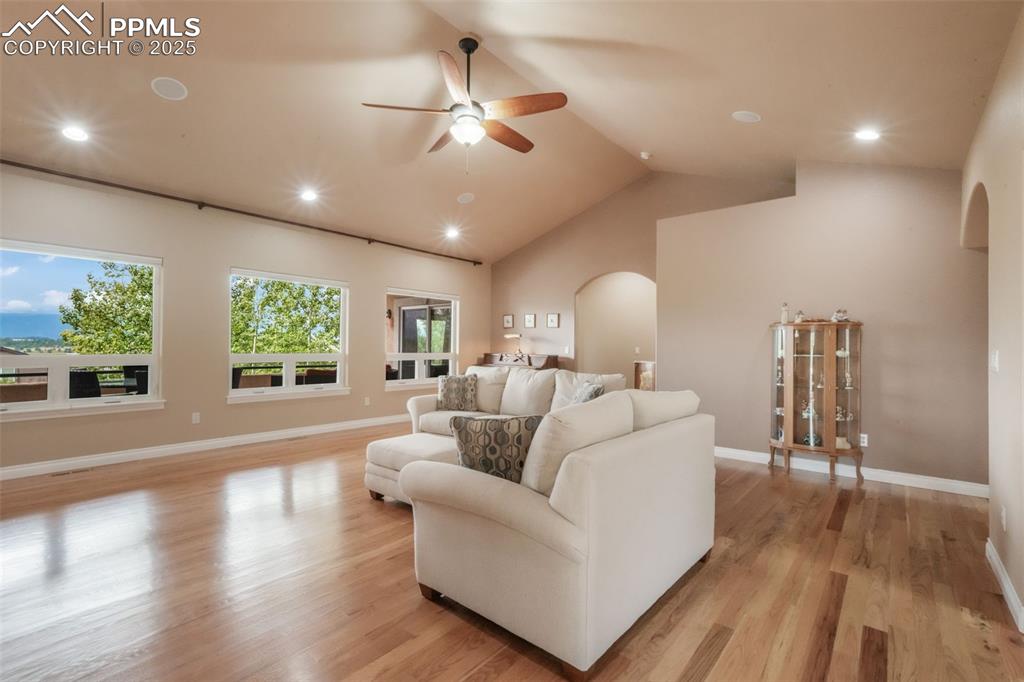 Image 7 of 50: Living Room