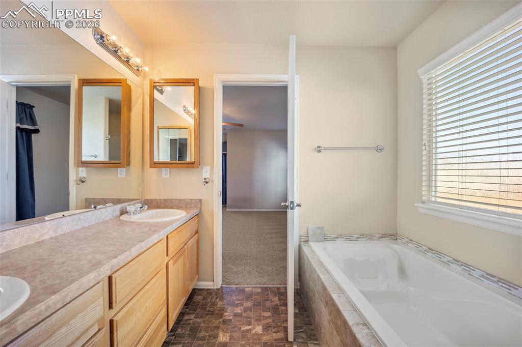 Image 17 of 46: Bathroom