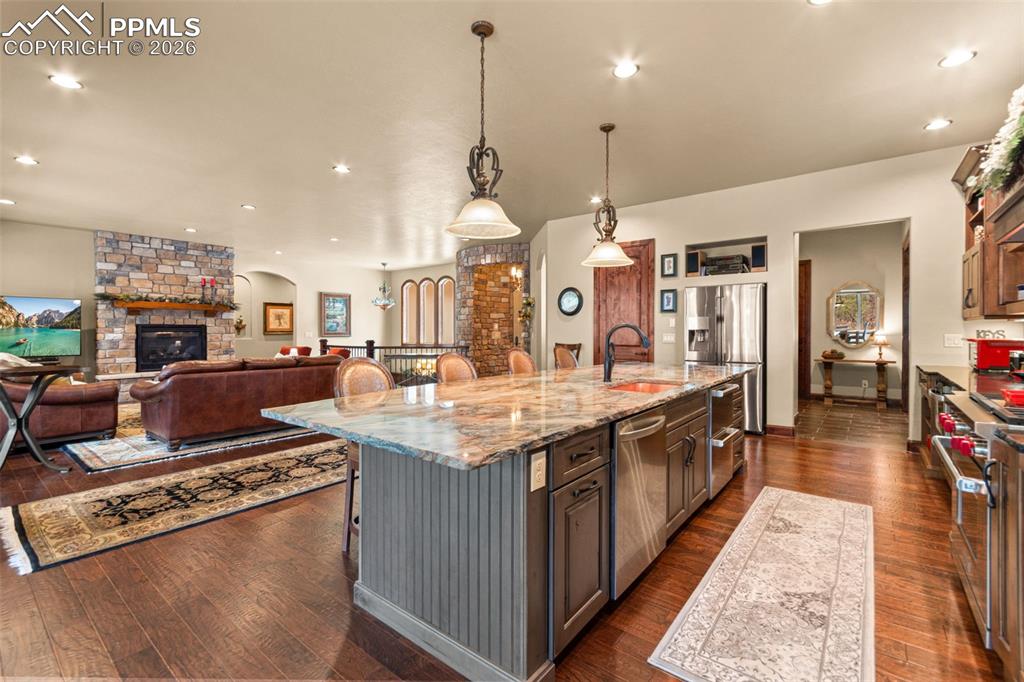 Image 16 of 49: Kitchen