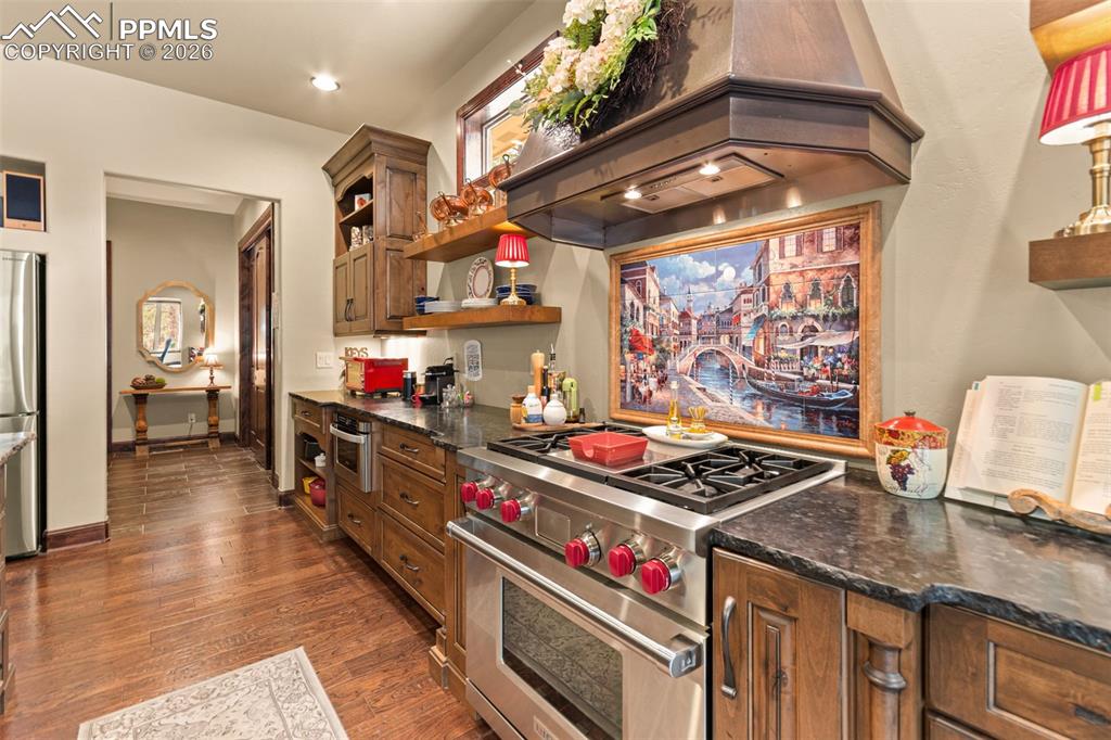 Image 17 of 49: Kitchen