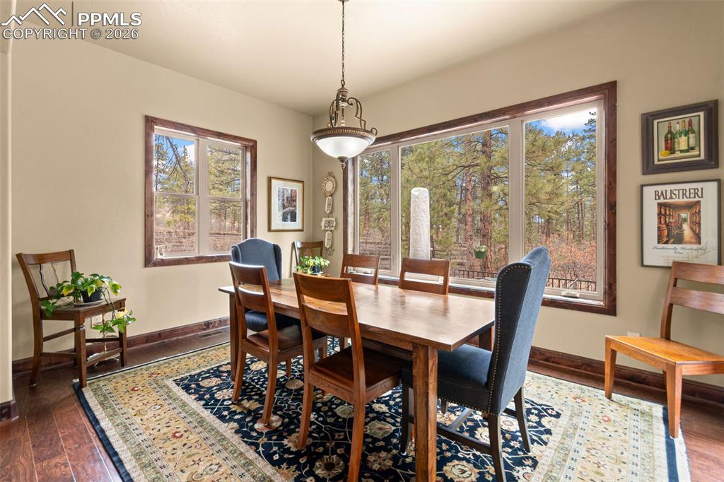 Image 19 of 49: Dining Area