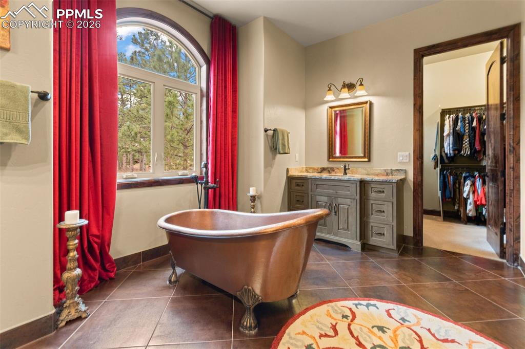 Image 24 of 49: Bathroom