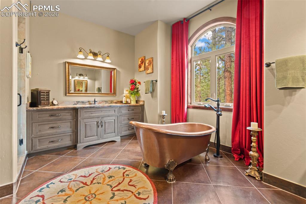 Image 25 of 49: Bathroom