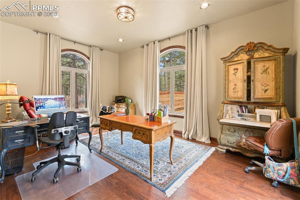 Image 28 of 49: Office