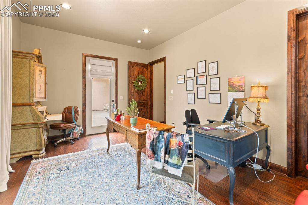 Image 29 of 49: Office