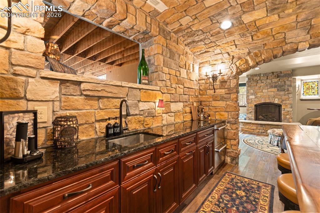 Image 32 of 49: Kitchen