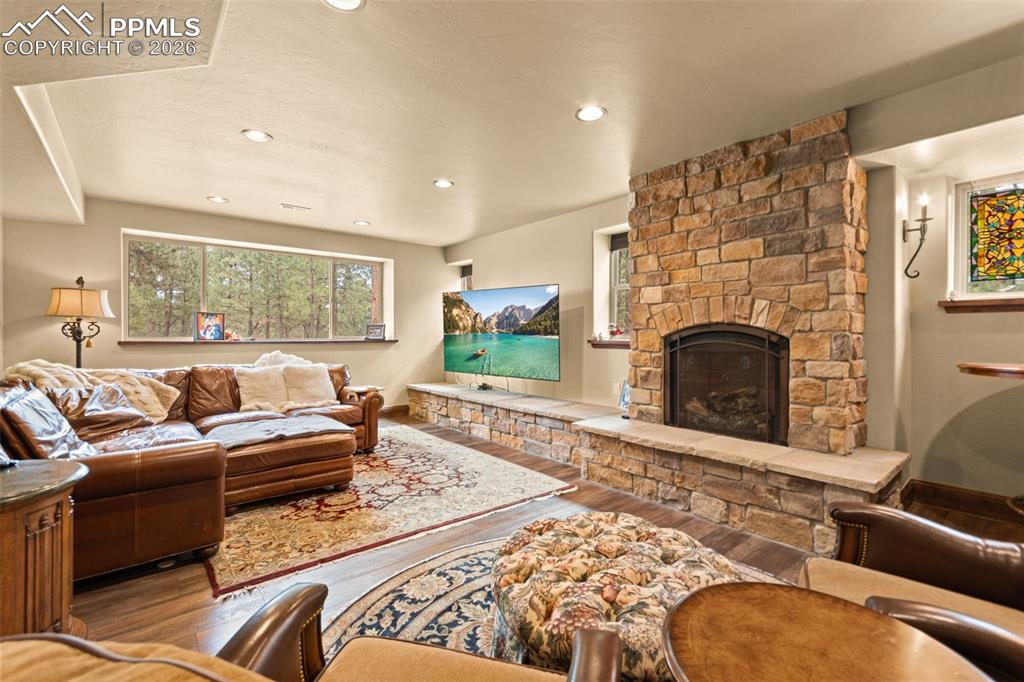 Image 35 of 49: Living Room