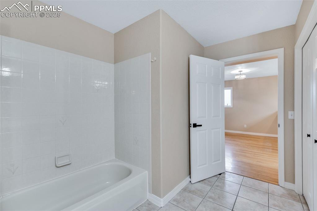 Image 16 of 32: Bathroom