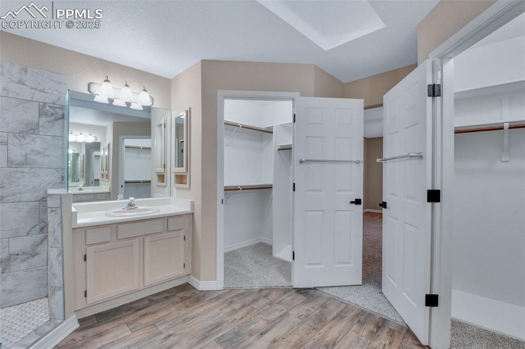 Image 22 of 32: Bathroom