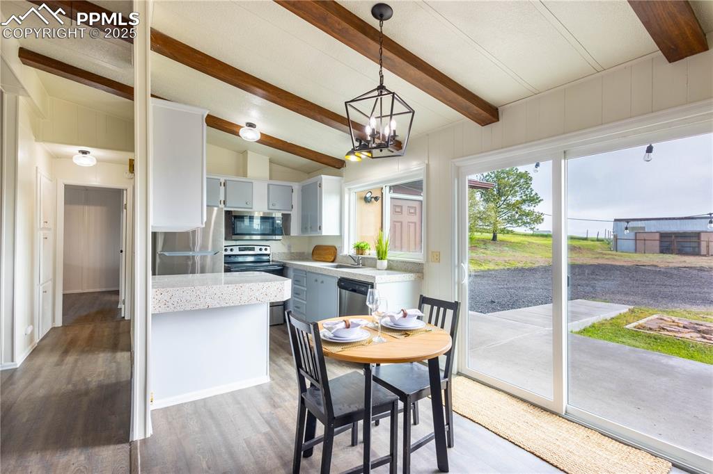 Image 15 of 50: Dining Area