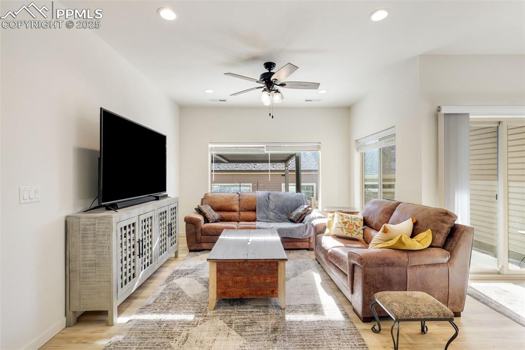 Image 5 of 36: Living area