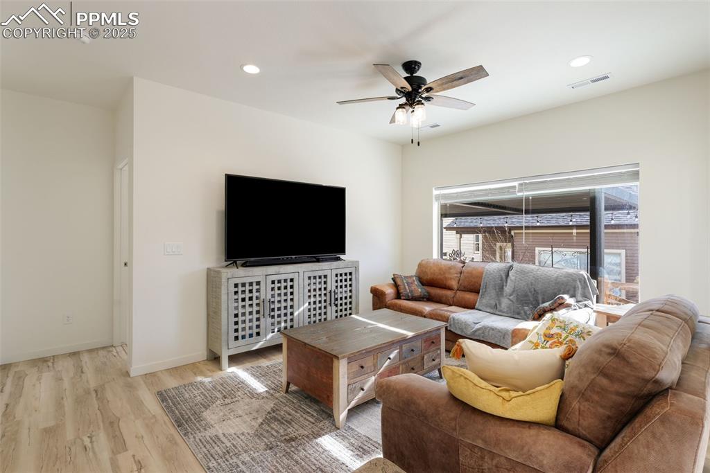 Image 6 of 36: Living area