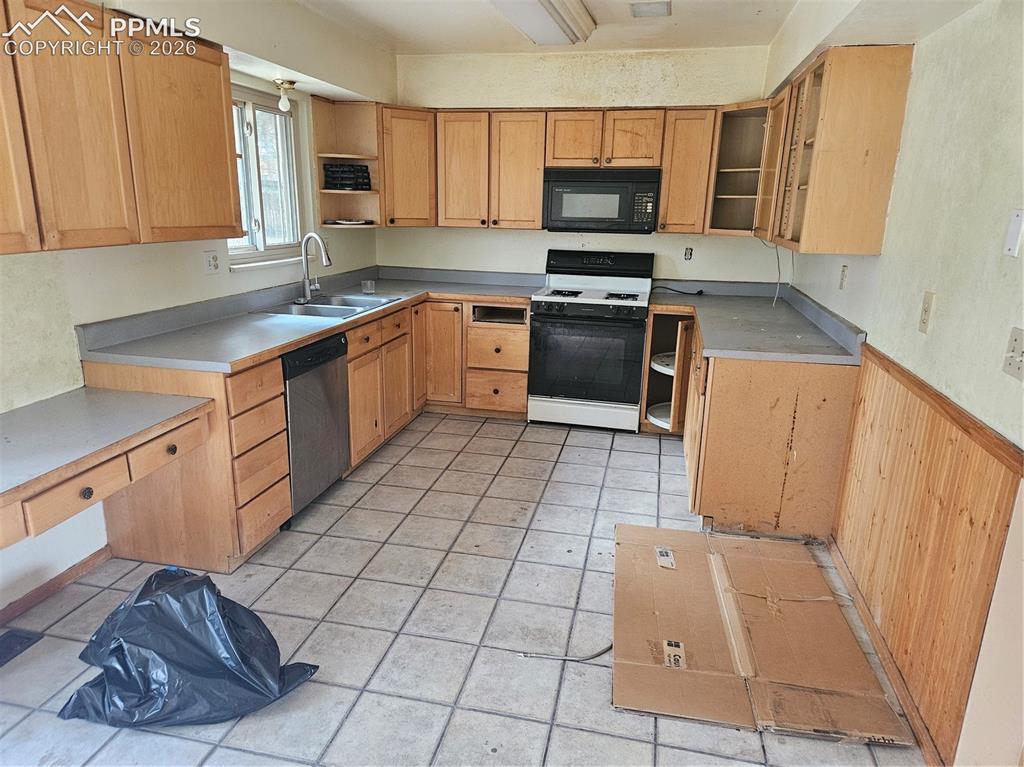 Image 13 of 24: Kitchen