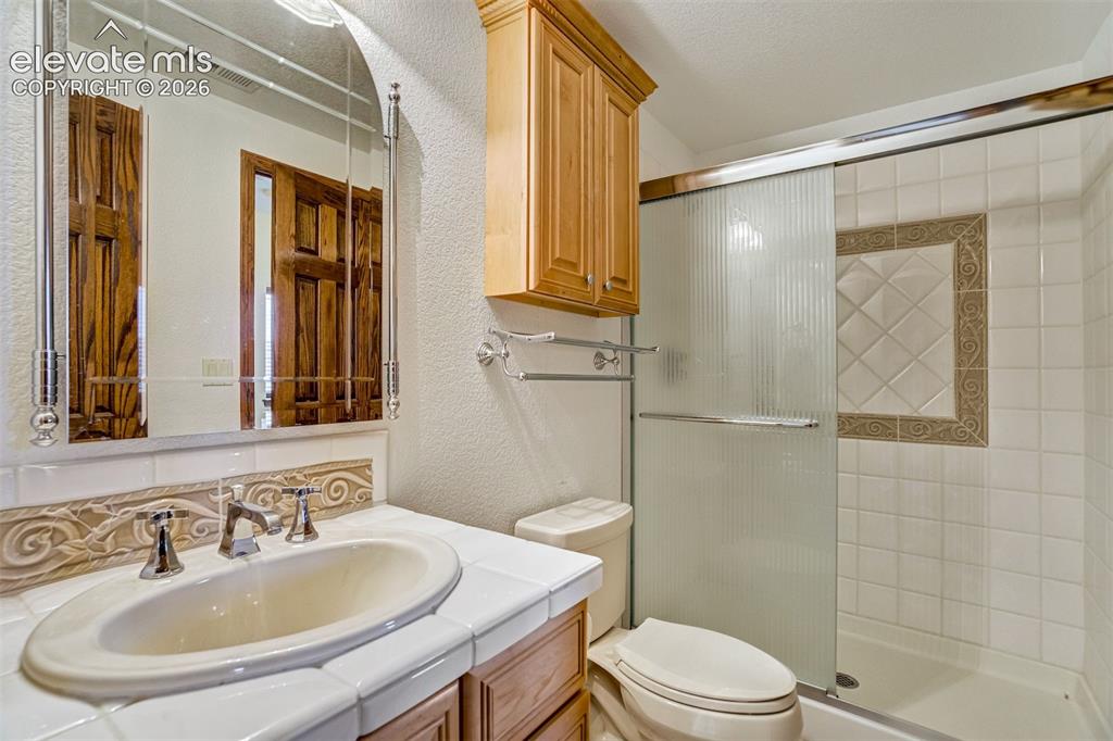 Image 34 of 46: Bathroom