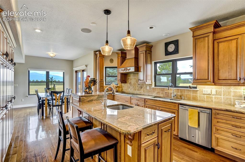 Image 5 of 46: Kitchen