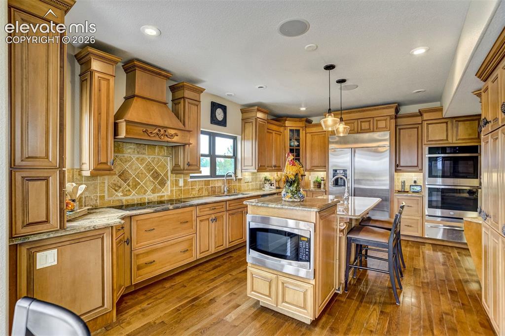 Image 7 of 46: Kitchen