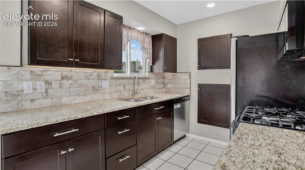 Image 6 of 20: Granite counters