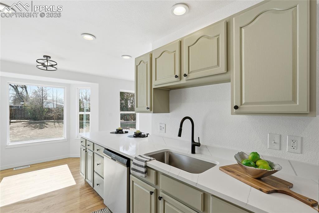 Image 10 of 50: Kitchen