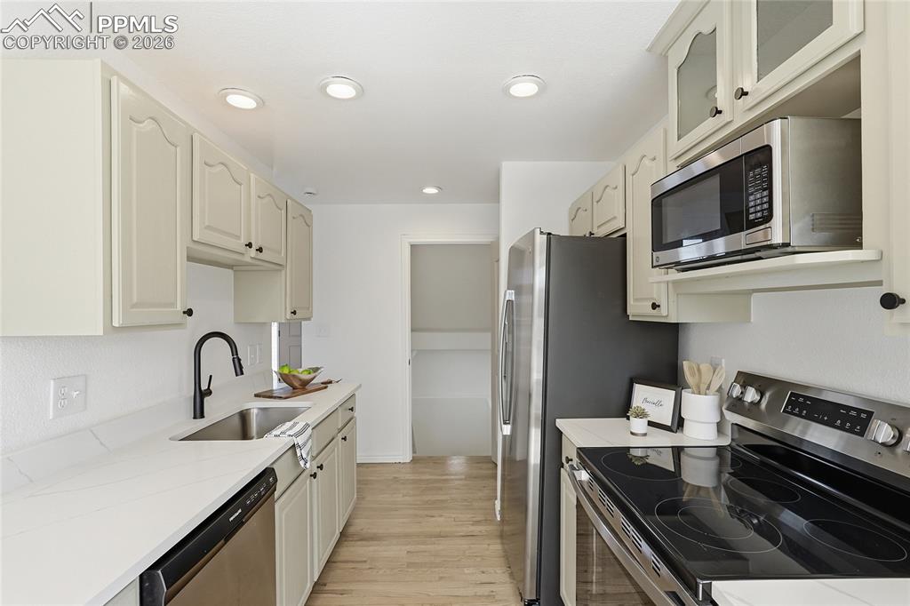 Image 12 of 50: Kitchen