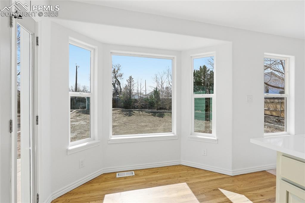 Image 13 of 50: Dining Area