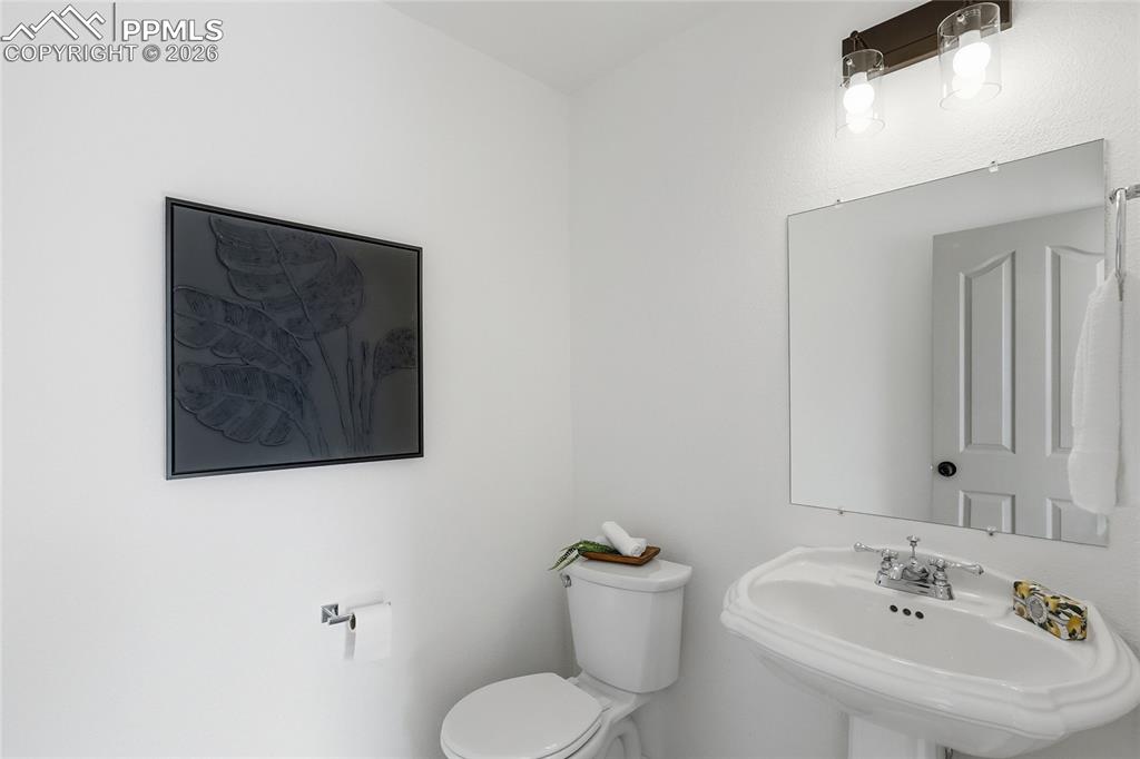 Image 14 of 50: Bathroom