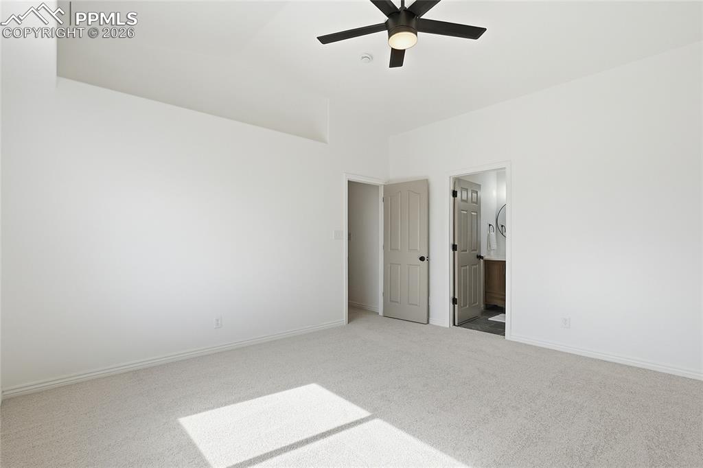 Image 19 of 50: Bedroom