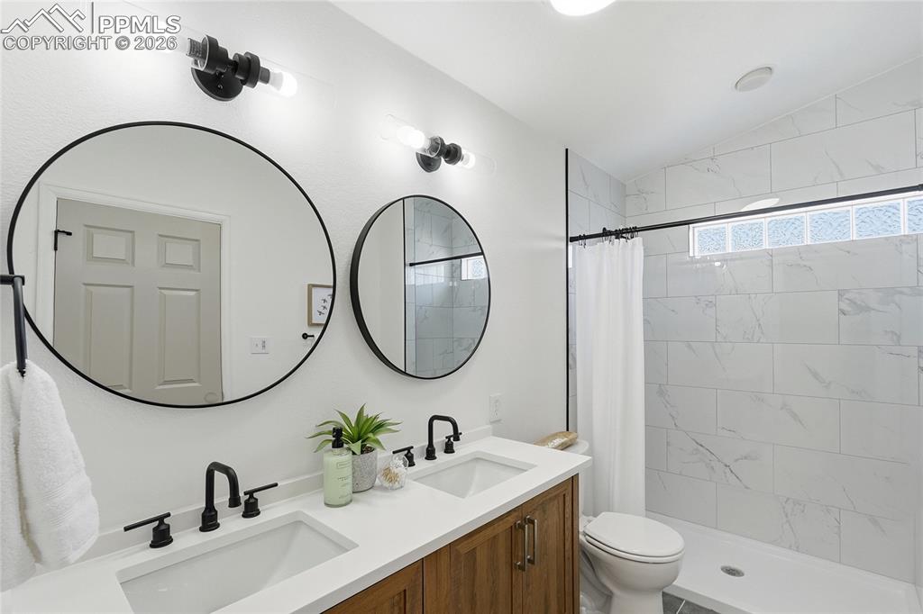 Image 21 of 50: Bathroom