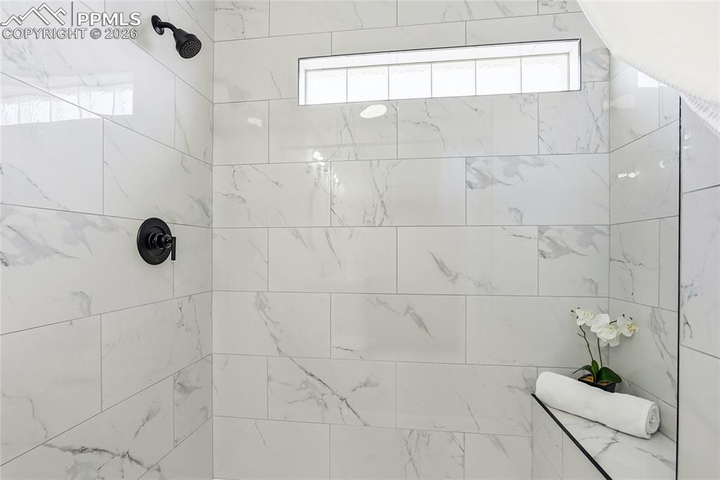 Image 22 of 50: Bathroom