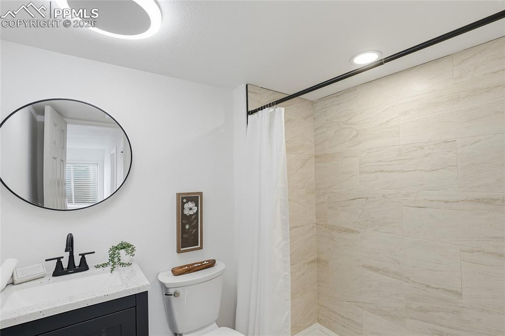 Image 32 of 50: Bathroom