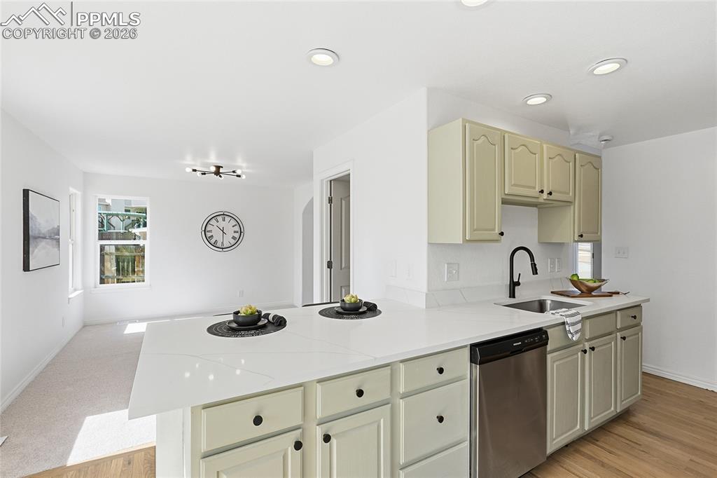 Image 4 of 50: Kitchen