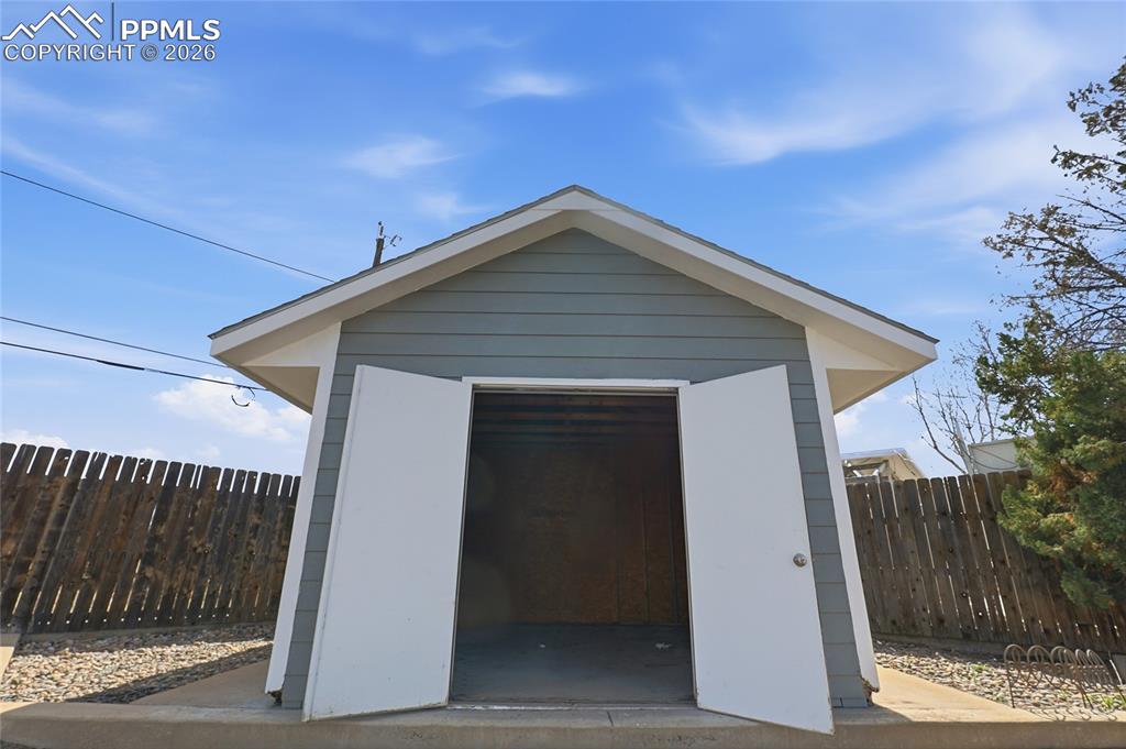 Image 45 of 50: Garage