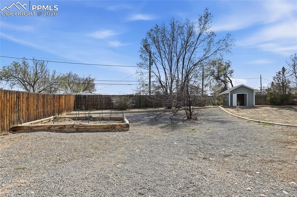 Image 47 of 50: Yard