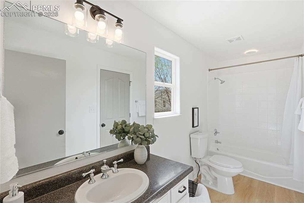 Image 5 of 50: Bathroom