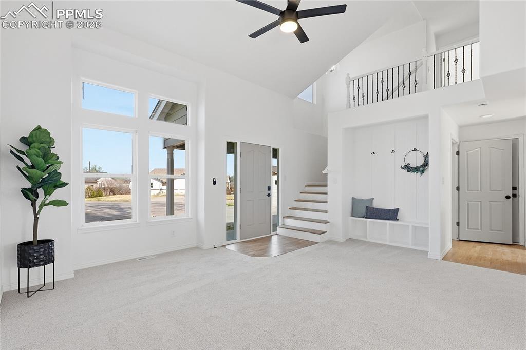 Image 7 of 50: Living Room