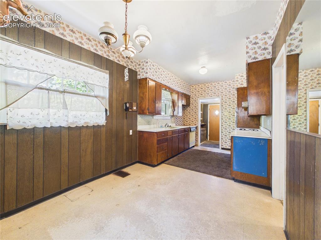Image 10 of 37: Kitchen