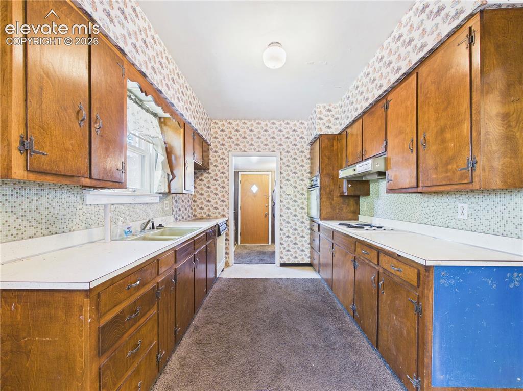 Image 12 of 37: Kitchen