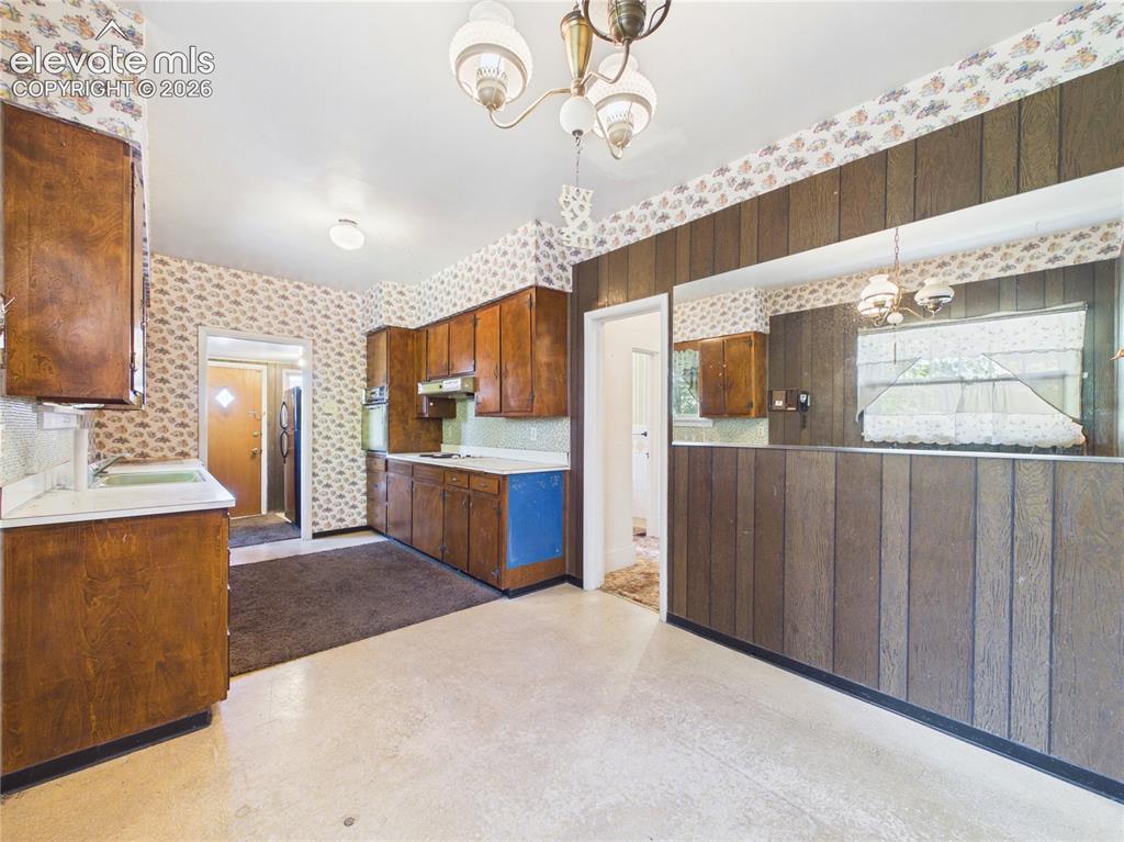 Image 13 of 37: Kitchen