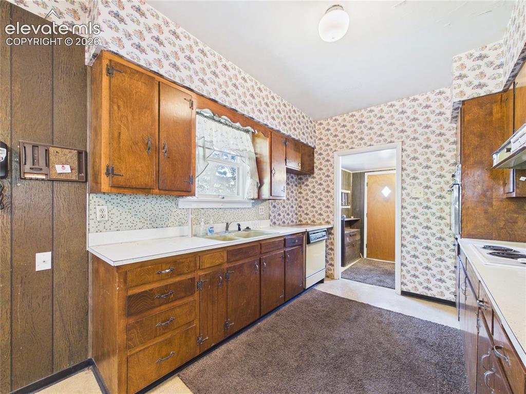 Image 14 of 37: Kitchen