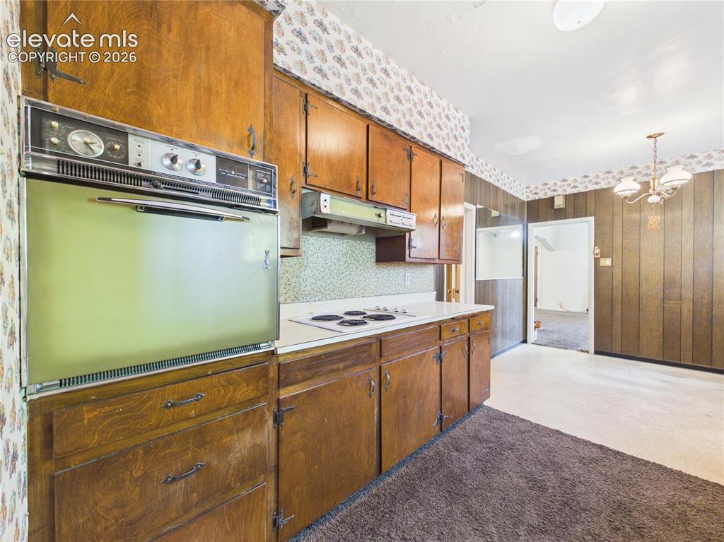 Image 15 of 37: Kitchen