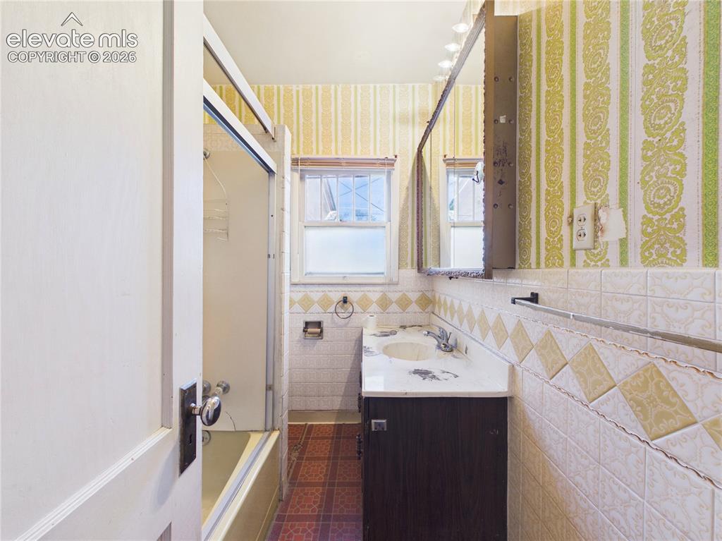 Image 18 of 37: Bathroom