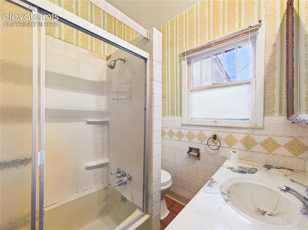 Image 19 of 37: Bathroom